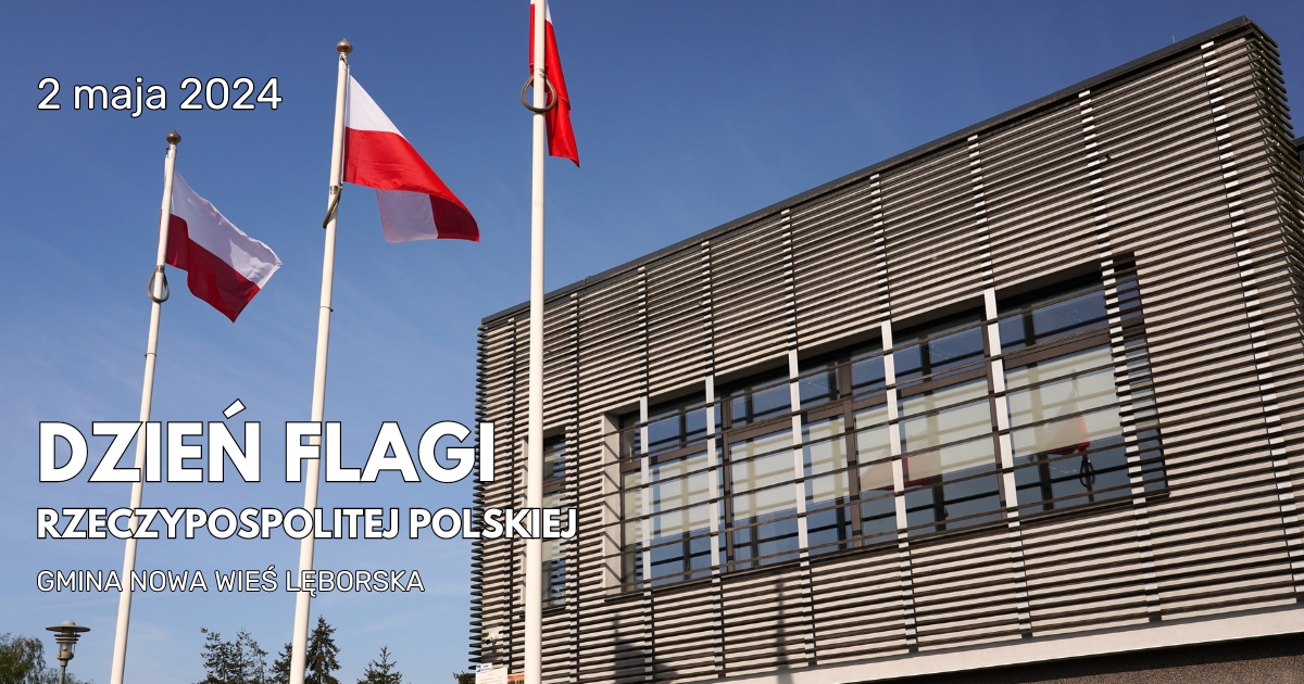 Element dekoracyjny - białoczerwone flagi na masztach, w tle budynek Urzędu Gminy w Nowej Wsi Lęborskiej.