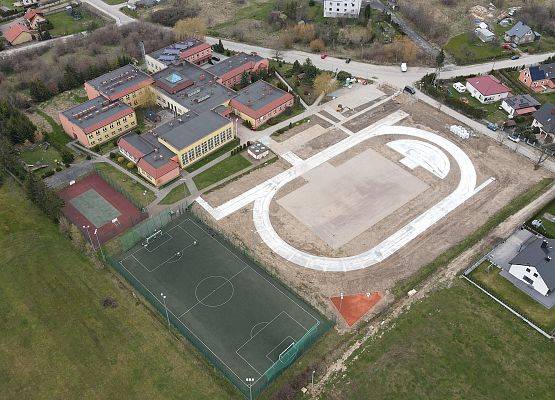 Budowany stadion lekkoatletyczny i boisko do piłki ręcznej - zdjęcia z drona.