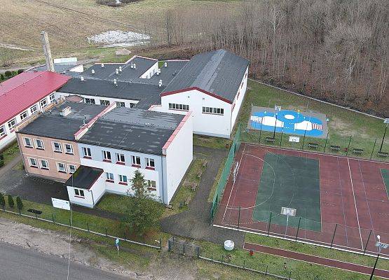 Budynek szkoły podstawowej w Redkowicach, w którym znajduje się Ośrodek Wychowania Przedszkolnego w Redkowicach
