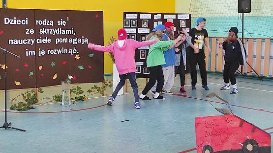 Występy uczniów podczas uroczystości z okazji Dnia Edukacji Narodowej w szkole w Redkowicach.