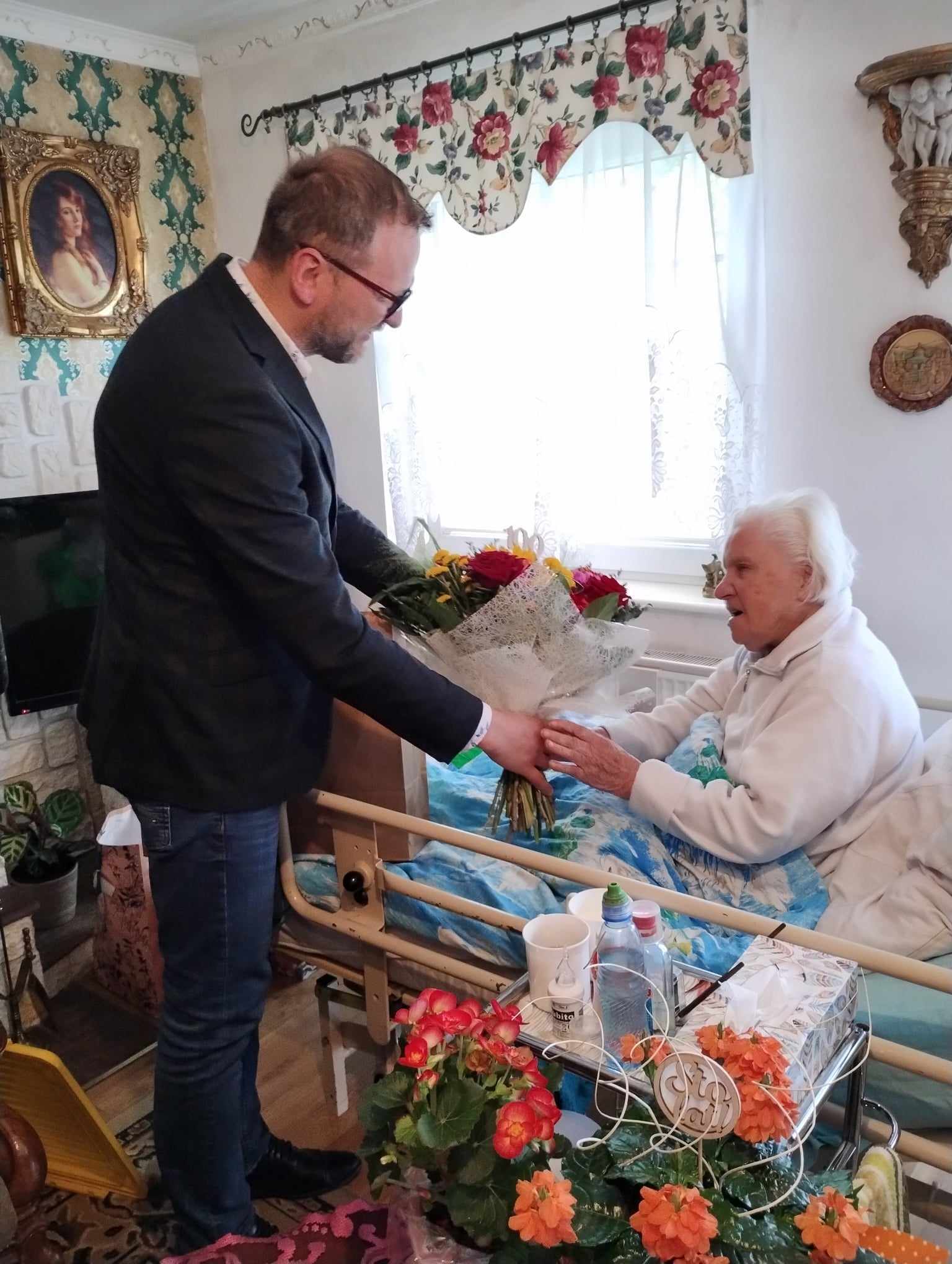 Wójt Gminy Szymon Medalion razem z Kierownik Urzędu Stanu Cywilnego Joanną Klein dziękują Jubilatce.