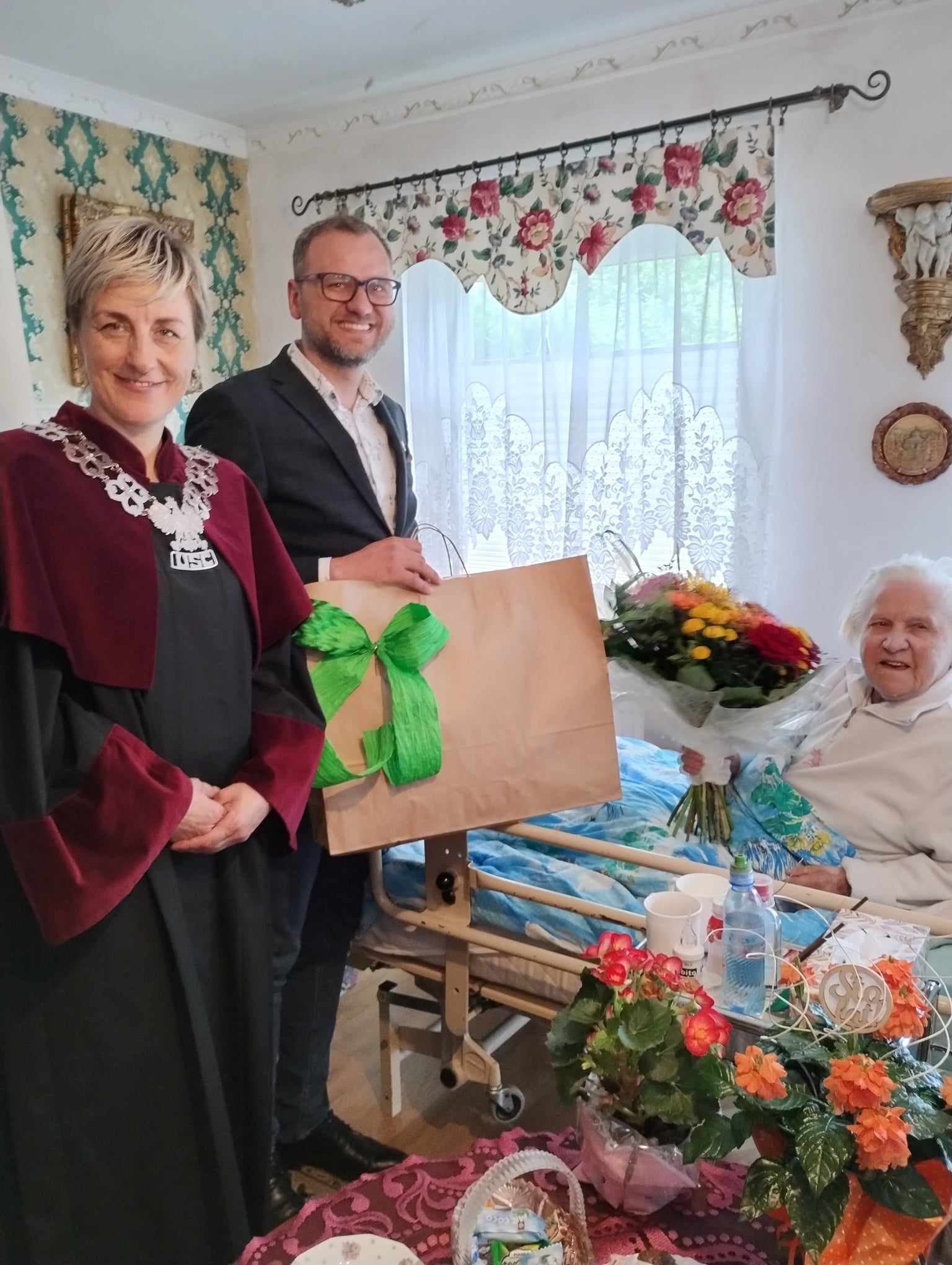 Pamiątkowe zdjęcie z Jubilatką.