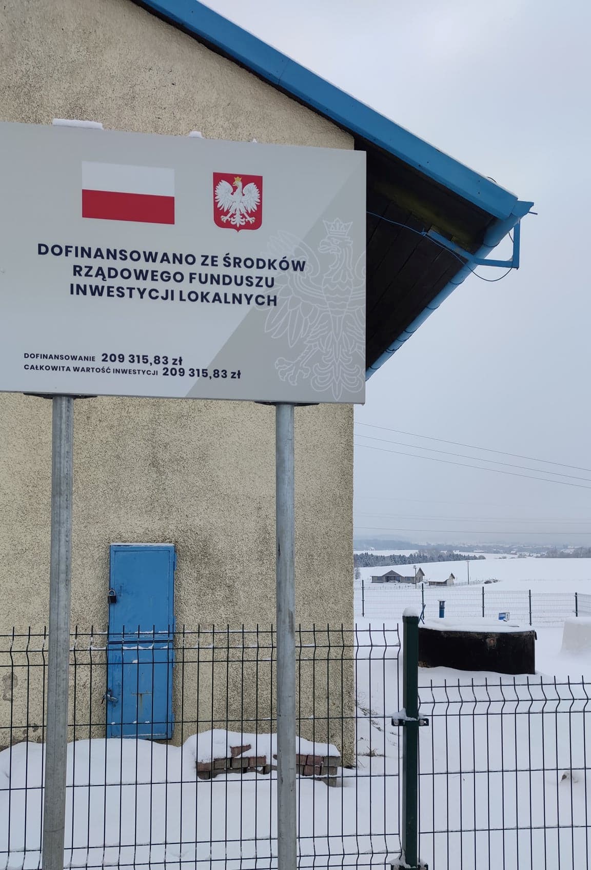 Budowa studni głębinowej w Czarnówku. Na pierwszym planie tablica informacyjna o dofinansowaniu z RFIL.