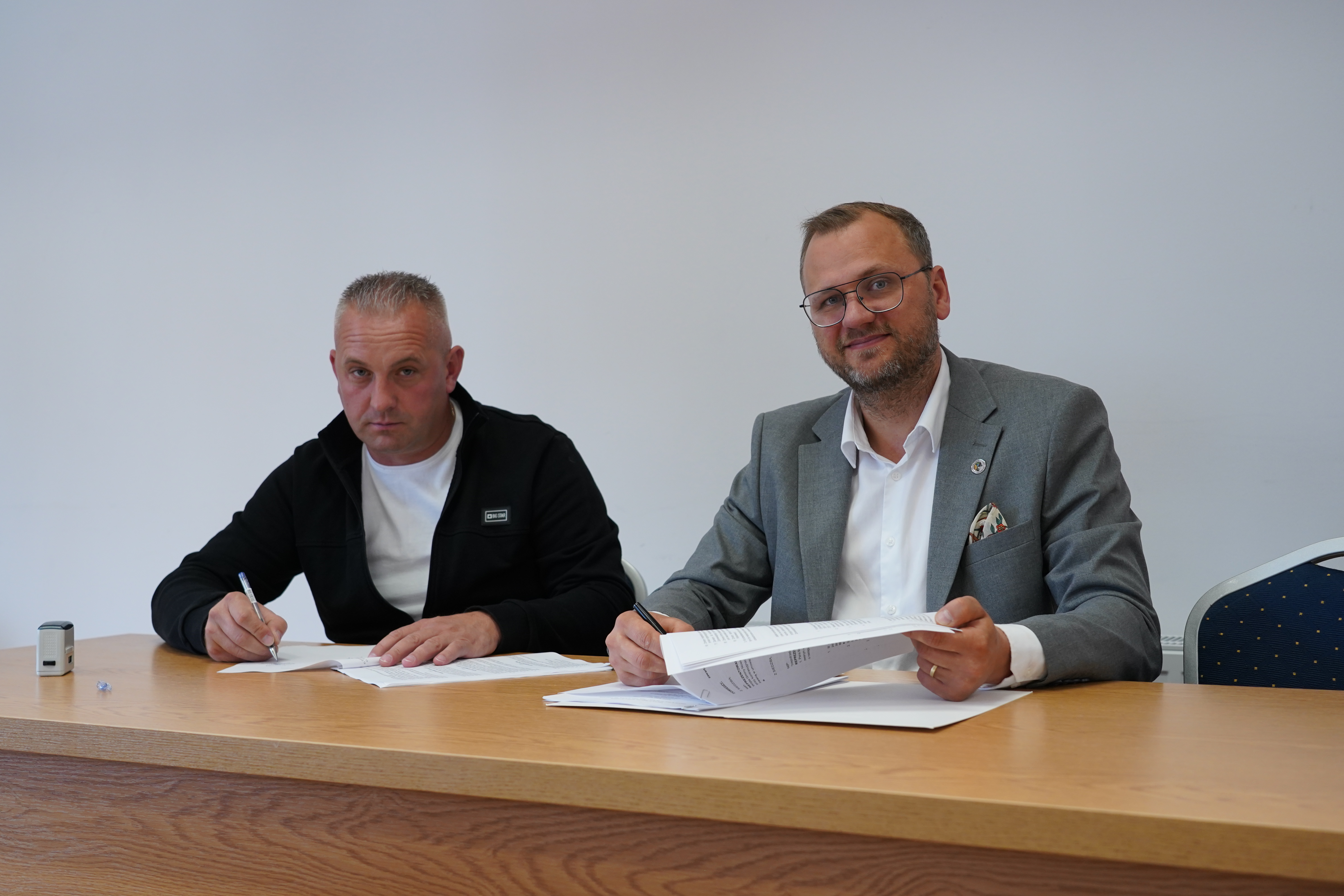 Podpisanie umowy z wykonawcą na wykonanie modernizacji drogi dojazdowej do gruntów rolnych w miejscowości Janowiczki