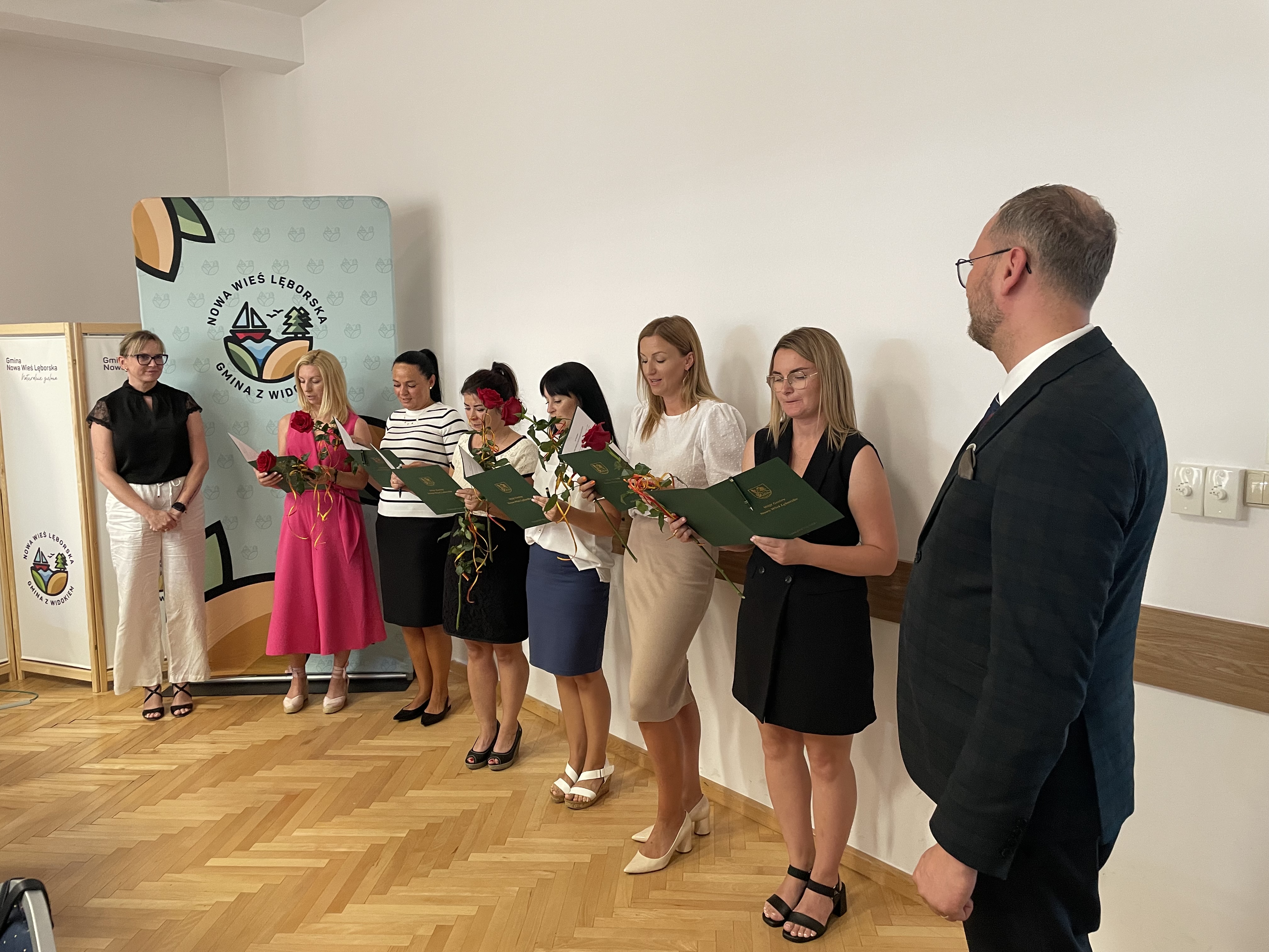 Nauczycielki odczytują treść Roty.