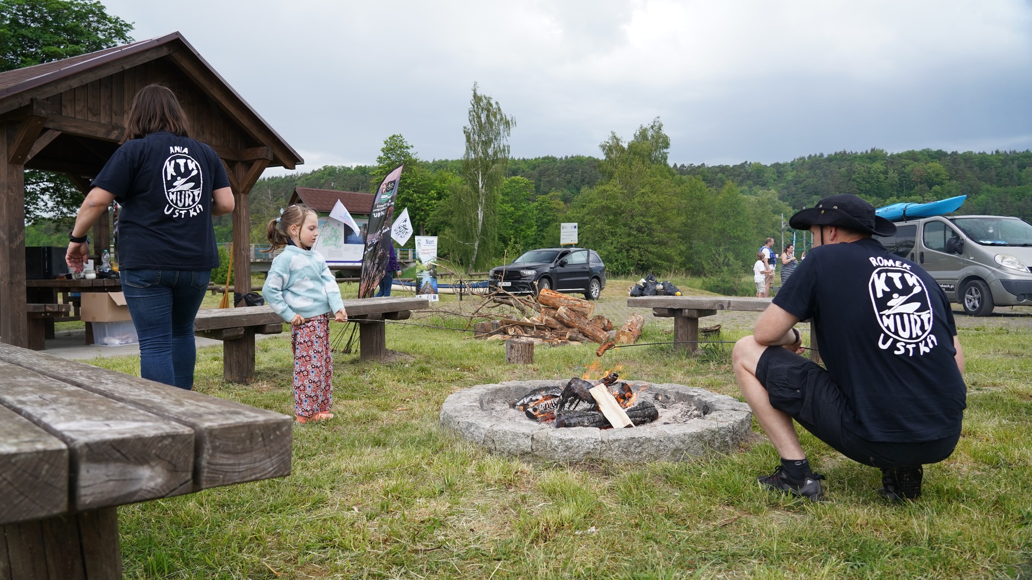 Fot. Stowarzyszenie "Obliwice i okolice" - ognisko na przystani kajakowej w Chocielewku