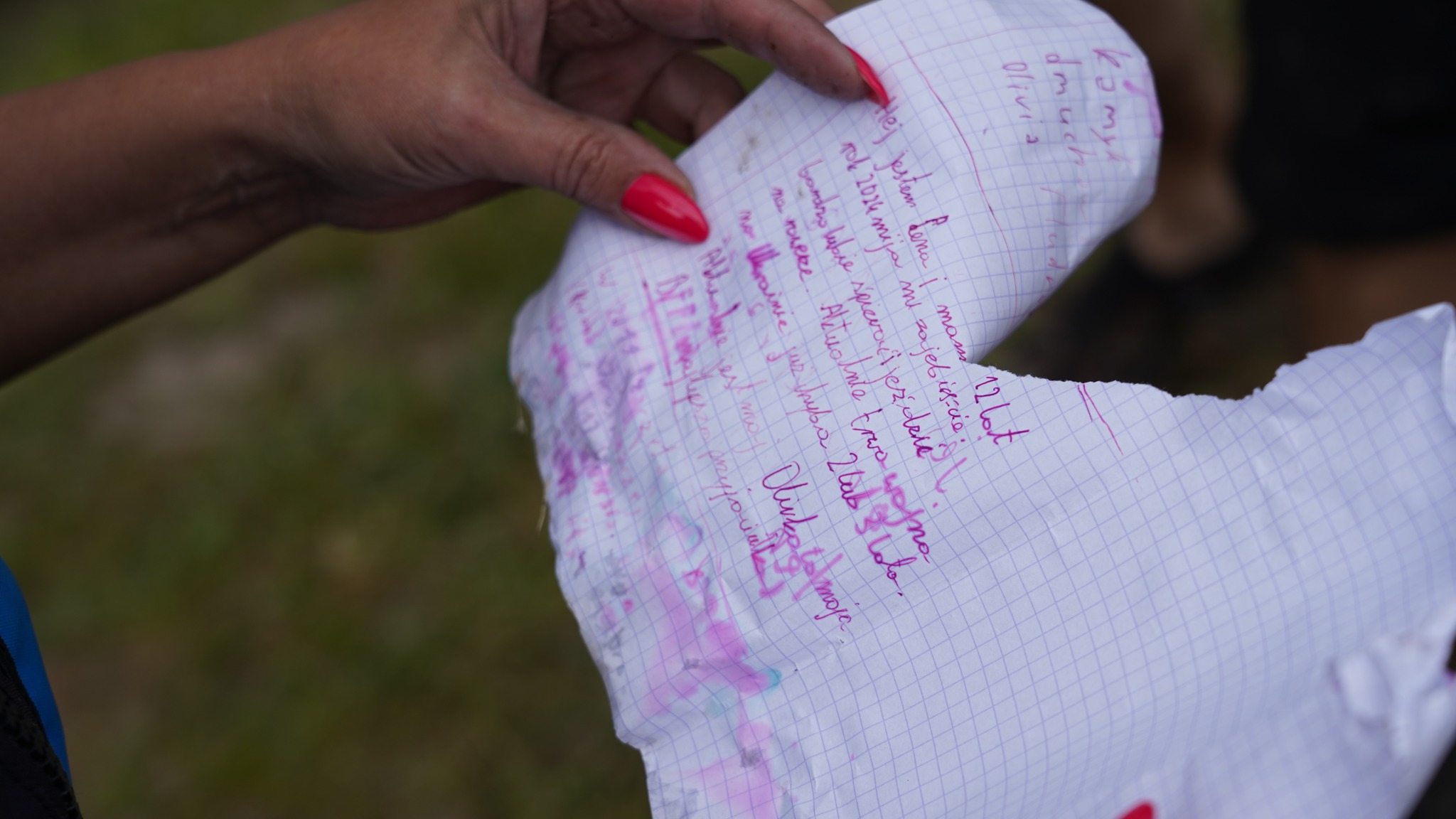 Fot. Stowarzyszenie "Obliwice i okolice" - odczytanie wyłowionego listu z butelki