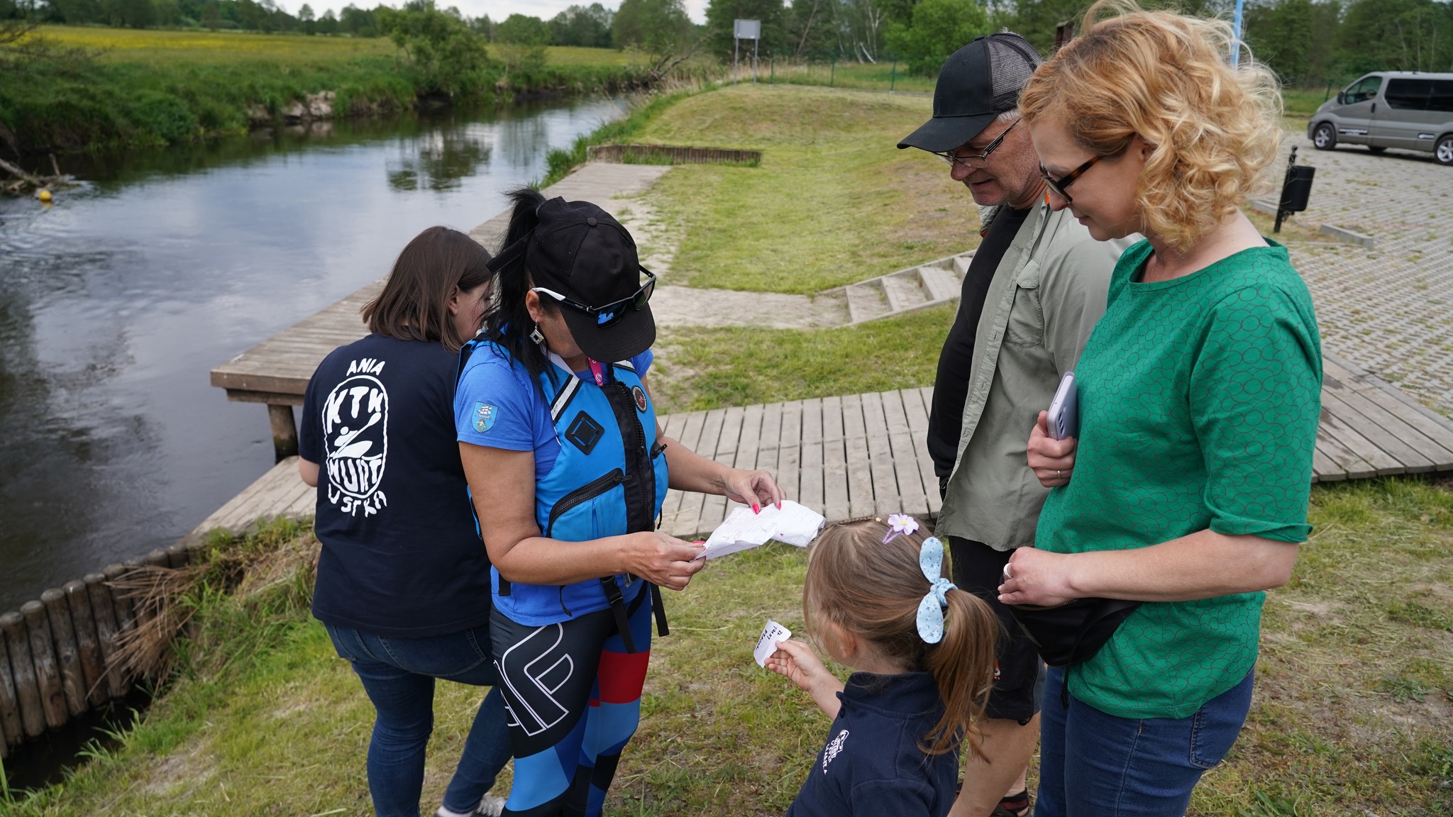 Fot. Stowarzyszenie "Obliwice i okolice" - odczytanie wyłowionego listu z butelki