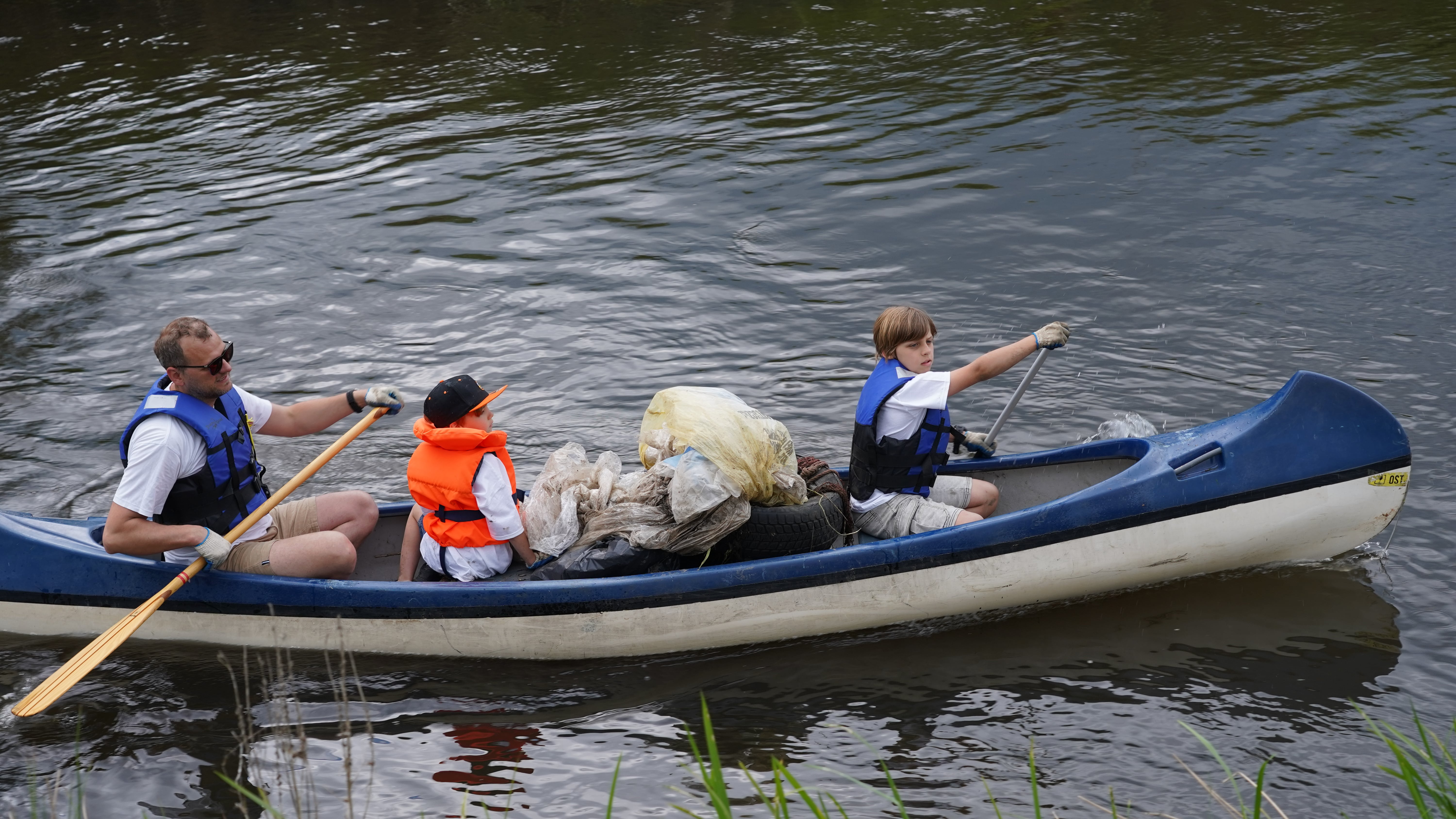 Fot. Stowarzyszenie "Obliwice i okolice" - Wójt Gminy z dziećmi podczas spływu
