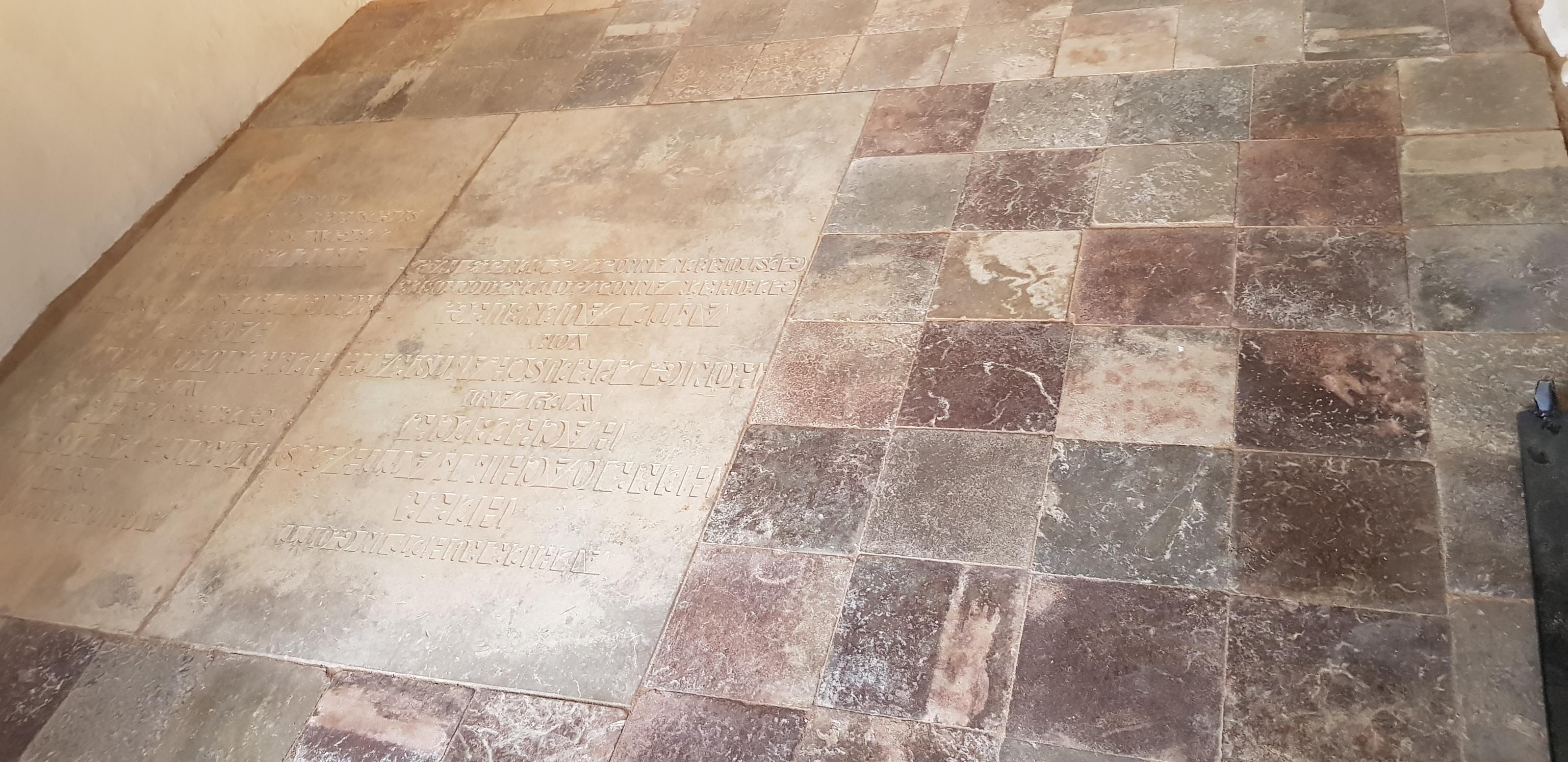 Oryginalnie zachowana barokowa posadzka we wnętrzu kaplicy grobowej.