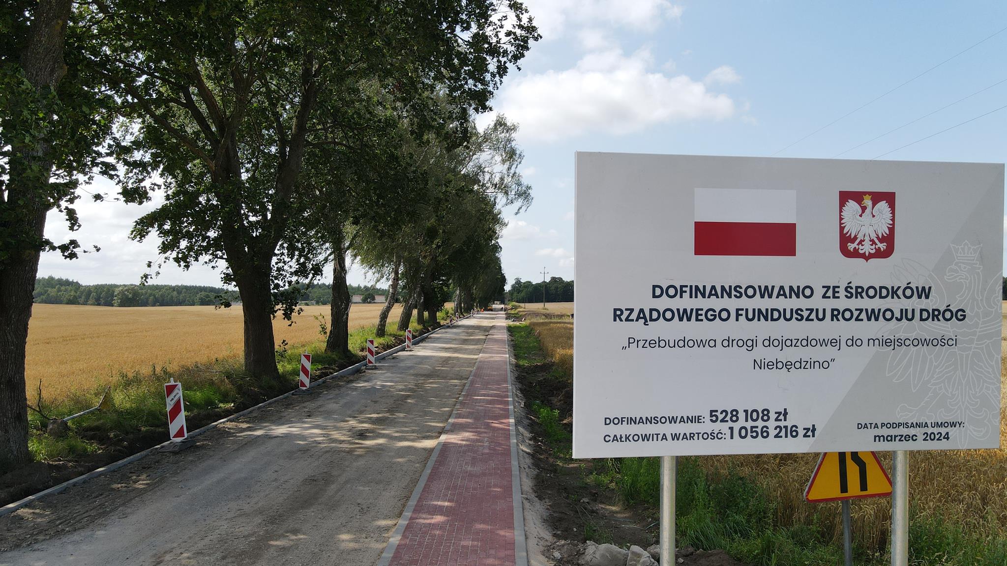 Tablica informująca o dofinansowaniu z Rządowego Funduszu Rozwoju Dróg
