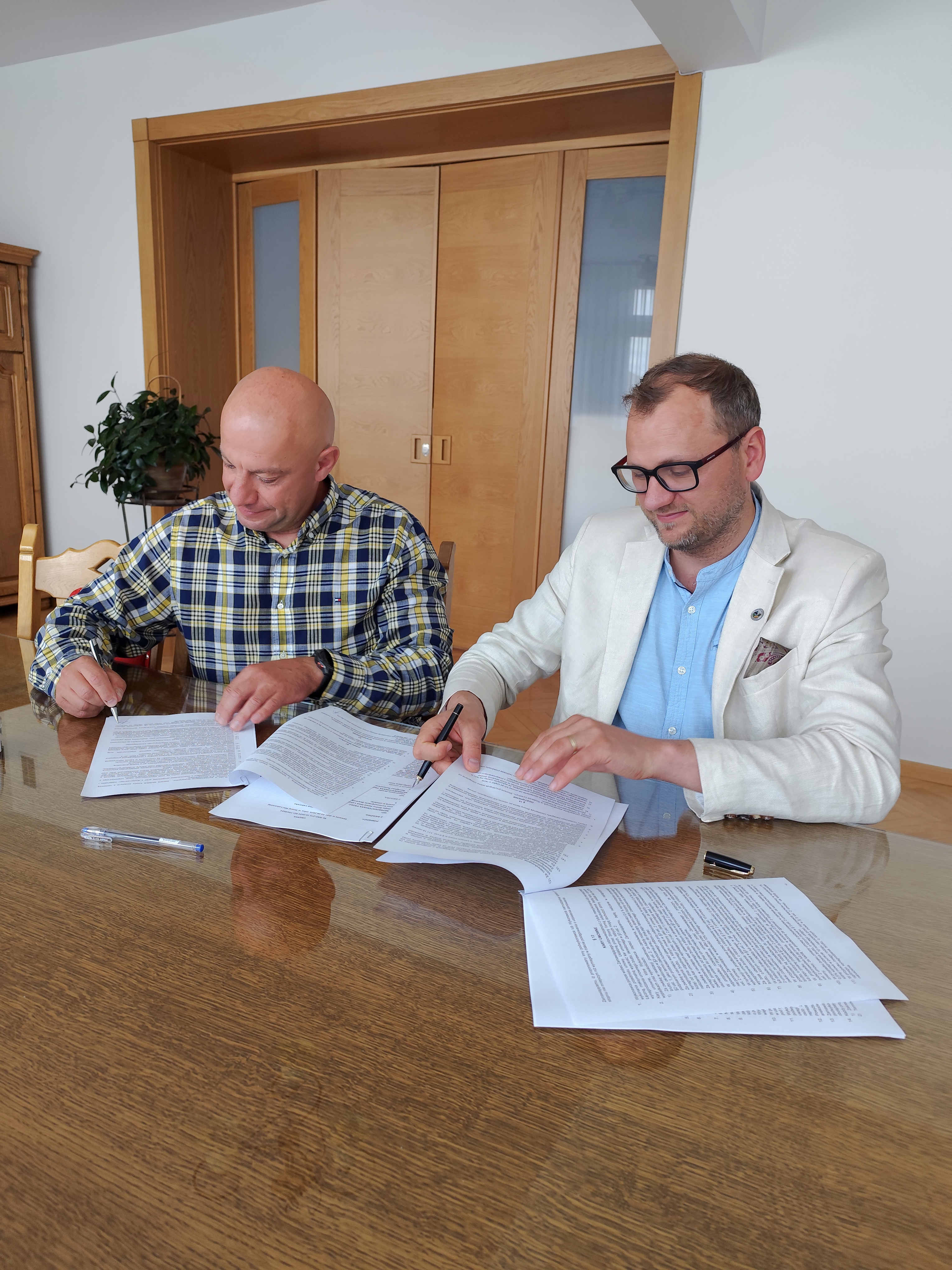 Wójt Gminy i wykonawca inwestycji podpisują umowę