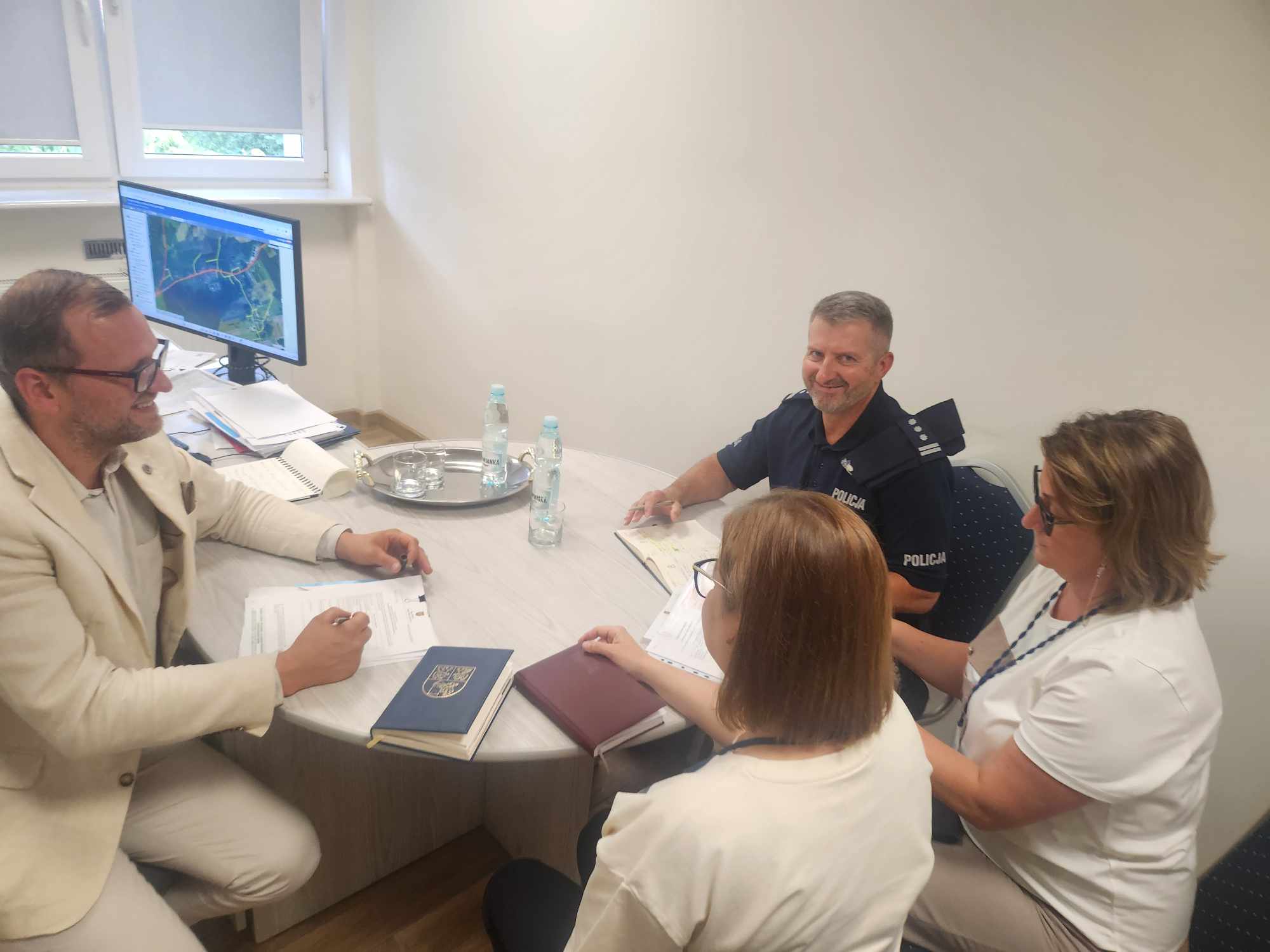 W spotkaniu z komendantem uczestniczył Wójt Gminy i pracownicy merytoryczni.