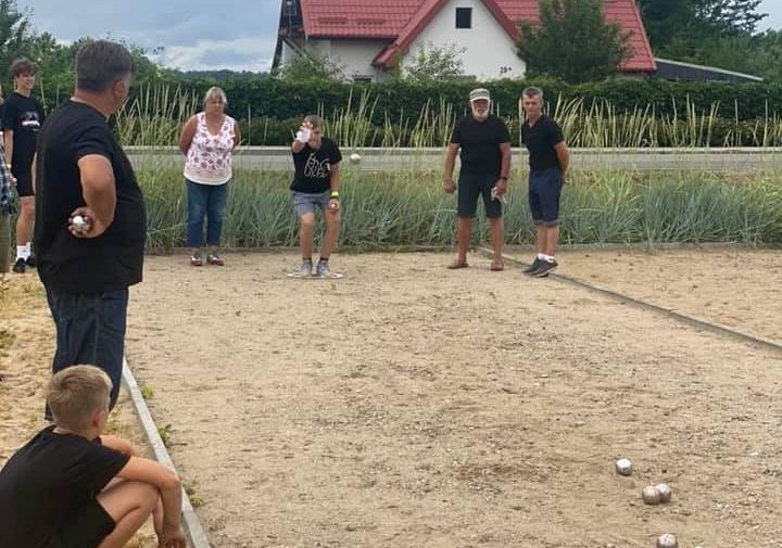 Gra w boule na terenie zielonym.
