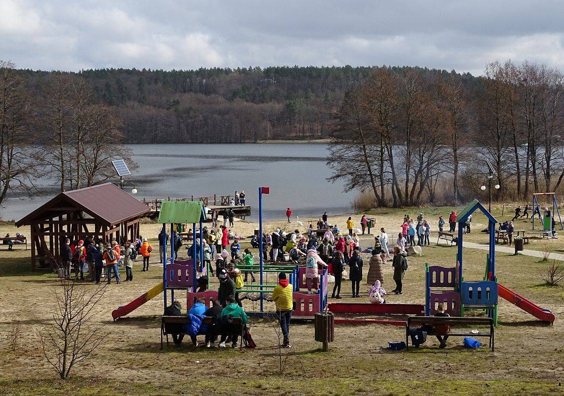 Teren rekreacyjny nad Jeziorem Lubowidzkim.