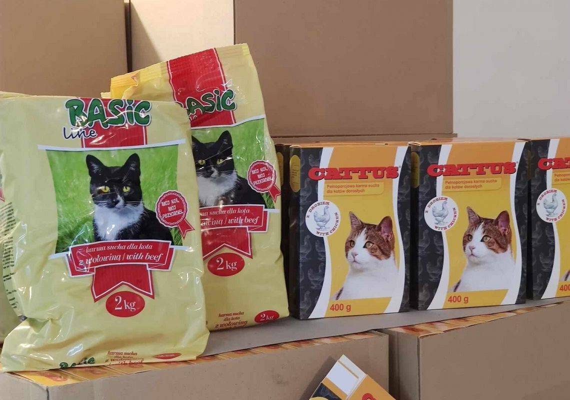 Kartony z karmą dla kotów.
