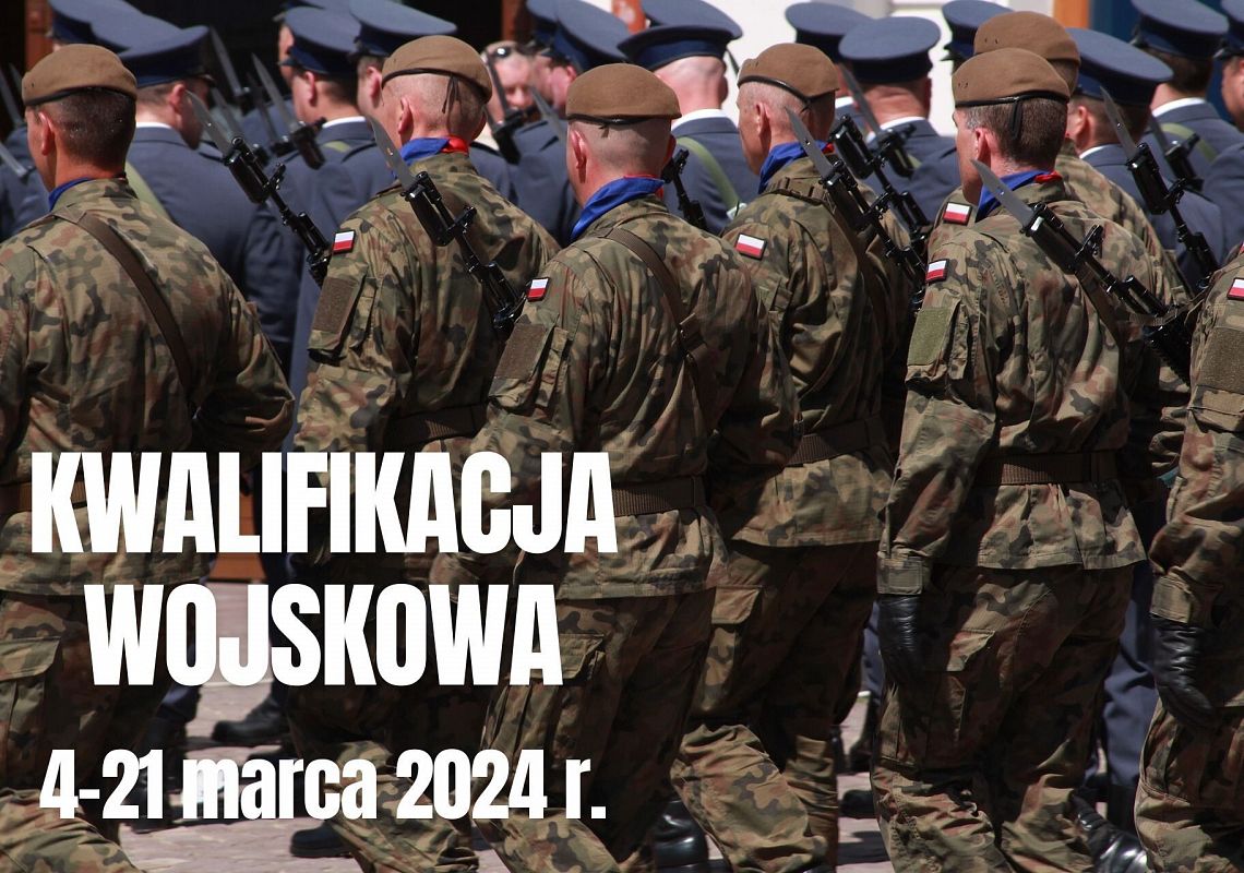 Umundurowani żołnieże z bronią maszerują w słoneczny dzień.