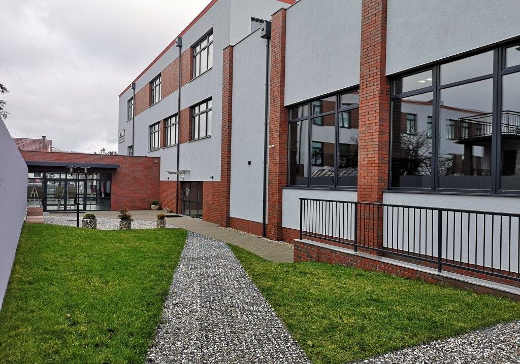 Grafika 1: Niepubliczna SP Azymut