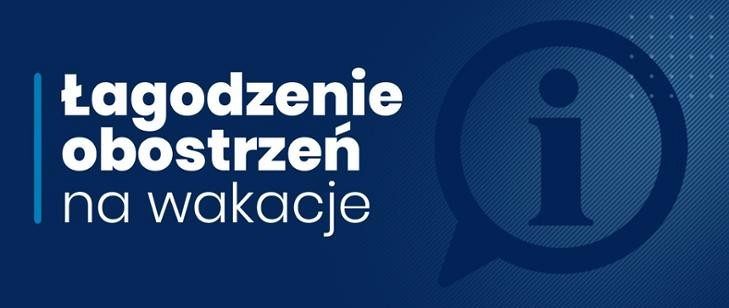 Na granatowy tle tekst napisany białymi literami: Łagodzenie obostrzeń na wakacje.