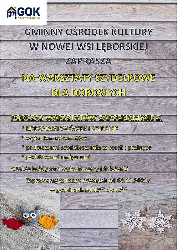 Na tle bielonych desek dębowych tekst informacyjny na temat warsztatów. W lewym górnym rogu logo GOK. W dolnych rogach zdjęcie sowy i gwiazdek wykonanych na szydełku. grafika