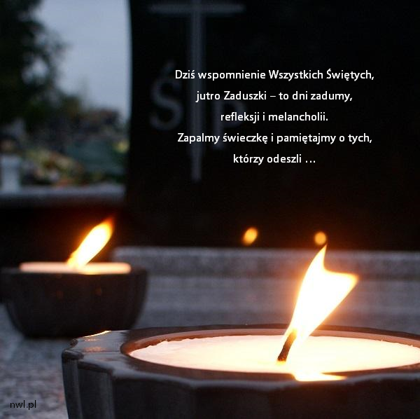 Palące się znicze na płycie nagrobnej. Na drugim planie tekst: Dziś wspomnienie Wszystkich Świętych, jutro Zaduszki – to dni zadumy, refleksji i melancholii. Zapalmy świeczkę i pamiętajmy o tych, którzy odeszli … grafika