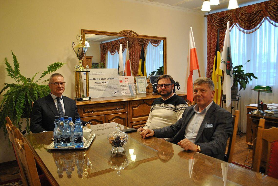 Wójt Zdzisław Chojnacki i jego goście przy stole w gabinecie wójta gminy.