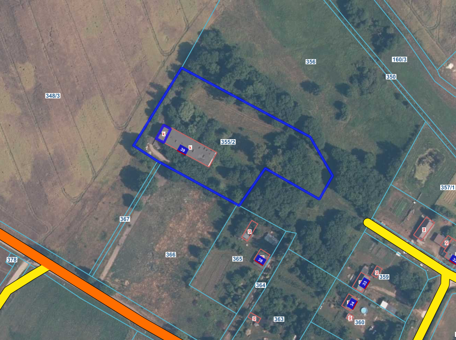 Zdjecie z lotu ptaka nieruchomości przeznaczonej na sprzedaż.