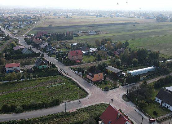 ul. Mostowa w Nowej Wsi Lęborskiej - widok ogólny z panoramą Lęborka grafika