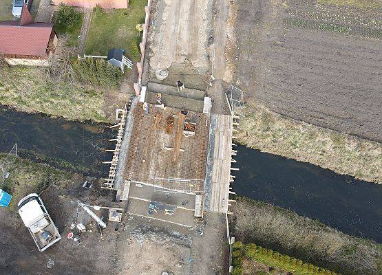 Inwestycja w trakcie realizacji z lotu ptaka - widok na przebudowywany most na rzece Kisewie grafika