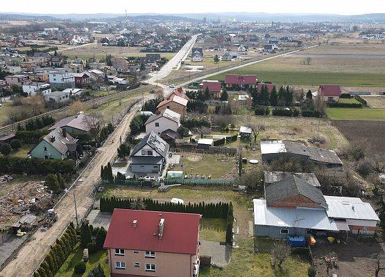 Inwestycja w trakcie realizacji z lotu ptaka - widok ogólny z panoramą Lęborka w tle i ul. Bałtycką łączącą Gminę Nowa Wieś Lęborska z miastem Lębork grafika