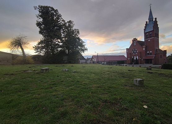 Panorama starego cmentarza przykościelnego. Na drugim planie kaplica grobowa i kościół parafialny.