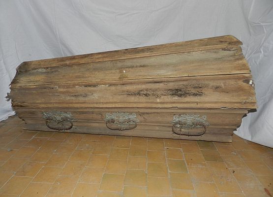 Trumna dziecięca z kaplicy grobowej, zabezpieczona w muzeum.