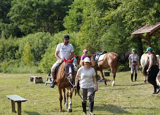 Przejażdżki konne na lonży w obliwickiej zieleni.