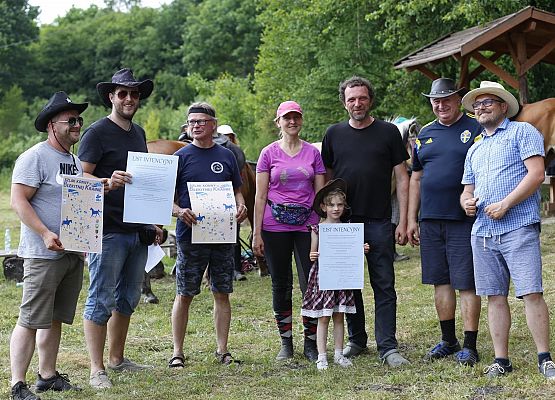 Osoby, które podpisały list intencyjny w otoczeniu obliwickiej zieleni.