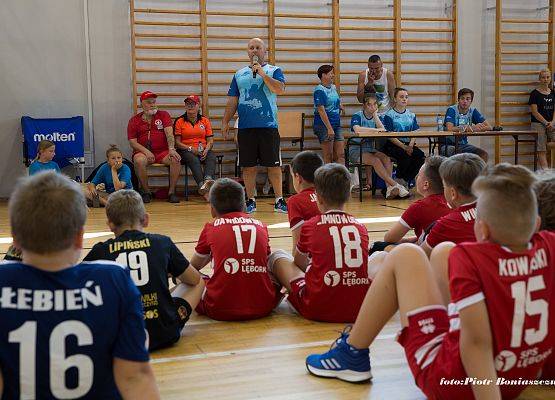 Drużyny siedzące na podłodze przed rozpoczęciem rozgrywek.