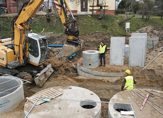 Zdjęcia z budowy oczyszczalni ścieków w Niebędzinie - widok na komory (studnie betonowe) grafika