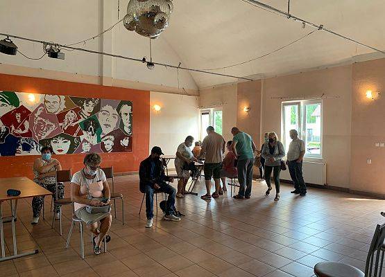 Szczepienia przeciw Covid-19 oraz Narodowy Spis Powszechny w świetlicy w Pogorzelicach.