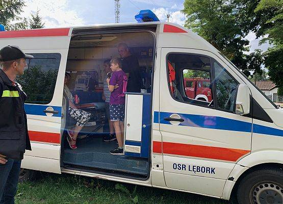 Pogorzelice. Edukacja dzieci - poznawanie wyposażenia karetki.