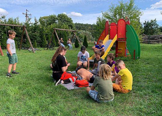Pogorzelice. Edukacja na świeżym powietrzu z zakresu udzielania pierwszej pomocy.