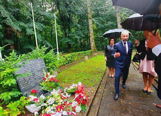 Złożenie kwiatów na cmentarzu w Krępie Kaszubskiej. grafika