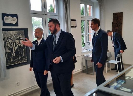 Wizyta w Izbie Pamięci Ofiar Marszu Śmierci w Krępie Kaszubskiej. grafika