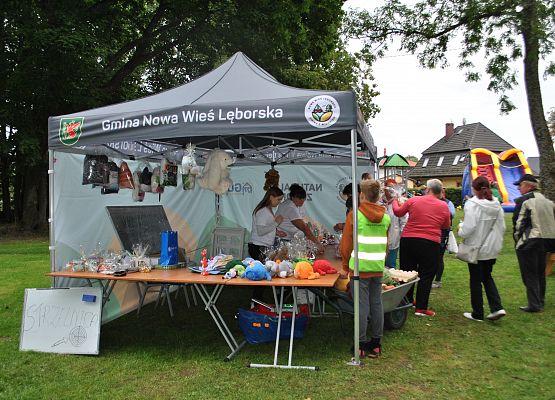 Stoisko pod namiotem kwestujących wolontariuszy.