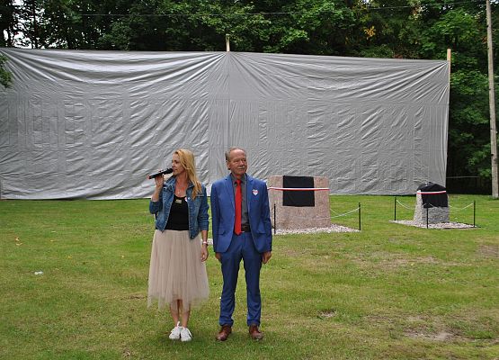 Radna gminy i sołtys Redkowic witają przybyłych gości.