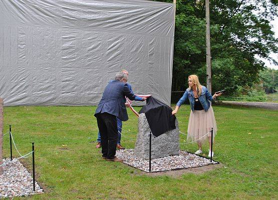 Burmistrz Lęborka odsłania pamiątkową tablicę.