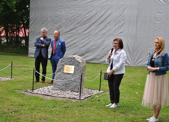 Zaproszeni goście przy kamiennej tablicy.