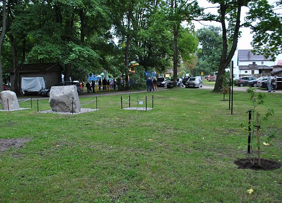 Panorama na Zieloną Enklawę w Redkowicach z pamiątkowymi dębami, kamiennymi głazami.