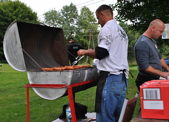 Straż pożarna grilluje kiełbaski.