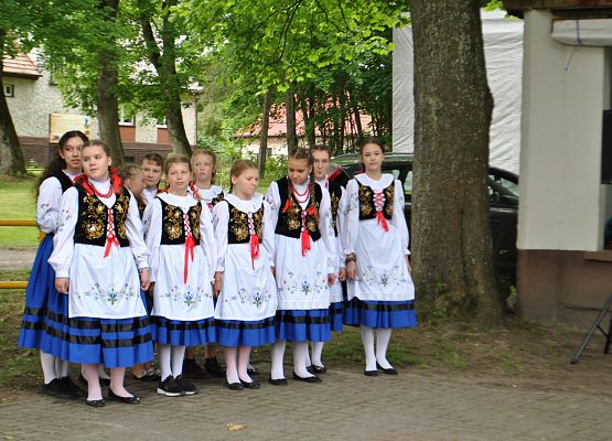 Występ wokalny uczennic ze szkoły w Redkowicach w regionalnych strojach kaszubskich.