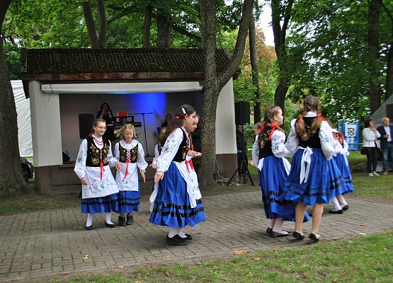Występ taneczny uczennic ze szkoły w Redkowicach w regionalnych strojach kaszubskich.