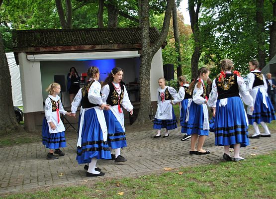 Występ taneczny uczennic ze szkoły w Redkowicach w regionalnych strojach kaszubskich.